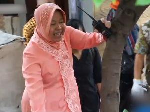 Gaya Unik Risma ke Lapangan, Pakai Boots dan Kebaya dalam Tren Warna 2019