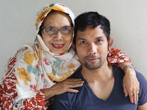 Momen Hangat Indra Herlambang dengan Ibunda Tercinta