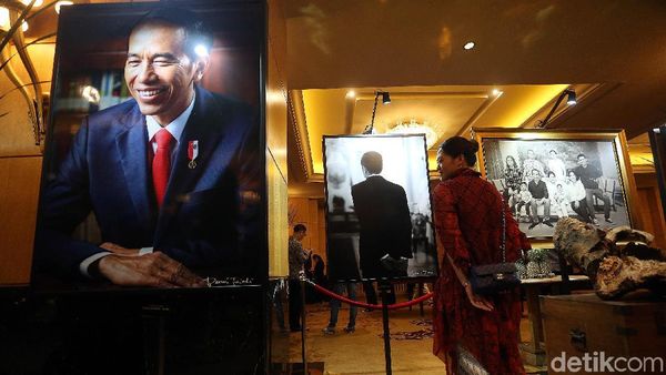 Deretan Potret Jokowi dan Keluarga Dipamerkan di Hotel Mulia