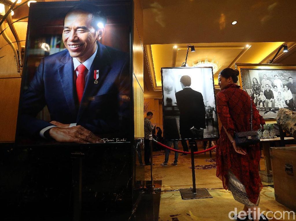 Deretan Potret Jokowi dan Keluarga Dipamerkan di Hotel Mulia
