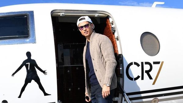 Foto: Gaya Cristiano Ronaldo di Jet Pribadi Mahalnya