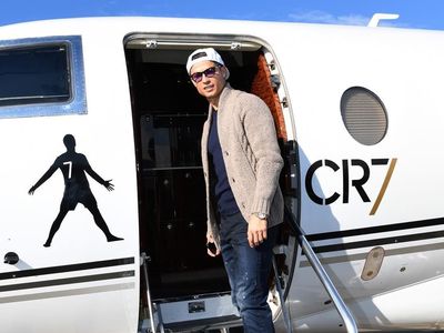 Foto: Gaya Cristiano Ronaldo di Jet Pribadi Mahalnya