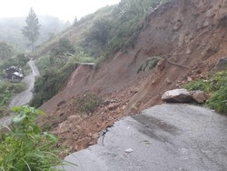 Tanah Bergerak dan Amblas, Rusak Puluhan Rumah di Banyumas