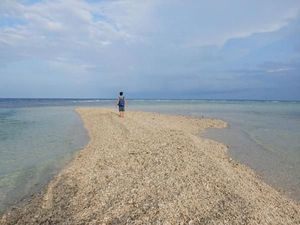 Kisah Miris Dibalik Menawannya Gundukan Pasir di Pulau Moyo Kisah Miris Dibalik Menawannya Gundukan Pasir di Pulau Moyo