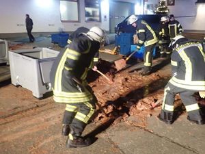 Pabrik Alami Gangguan, Cokelat Leleh Membanjiri Jalanan Pabrik Alami Gangguan, Cokelat Leleh Membanjiri Jalanan