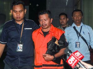Wajah Lesu Rosidin Saat Digiring ke Tahanan Wajah Lesu Rosidin Saat Digiring ke Tahanan