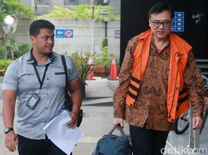 Kembali Diperiksa, Billy Sindoro Jinjing Tas Besar