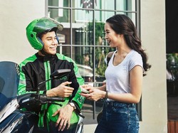 Kisah Grab: Ketinggalan Barang, Kirim Kado, Hingga Donasi