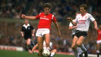 Norman Whiteside (MU) dan Steve Nicholl (Liverpool) bentrok saat Liverpool bertamu ke MU di Old Trafford pada ajang Liga Inggris di Oktober 1985. (Allsport UK/Allsport)