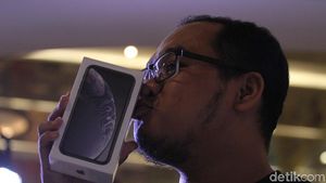 Suasana Antrean dan Ciuman Pembeli iPhone Anyar di Indonesia