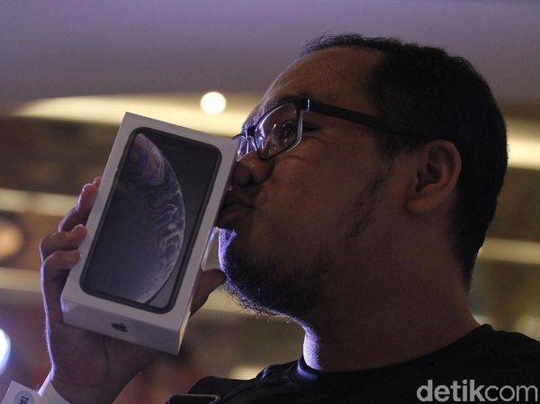 Suasana Antrean dan Ciuman Pembeli iPhone Anyar di Indonesia