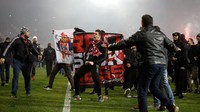 Kemanangan Olympiakos ini membuat suporter saling berhamburan ke dalam lapangan. (Foto: Costas Baltas/Reuters)