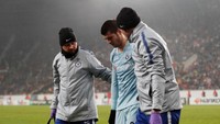 Insiden itu lantas membuat Alvaro Morata terjatuh tak sempurna dan mengalami cedera lutut. Belum diketahui berapa lama Morata harus absen. (Matthew Childs/Reuters)