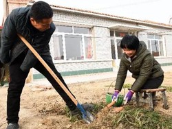 Tolak Bantuan dari Orang Asing, Pasangan Difabel Asal China Bikin Kagum