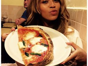 Sebelum Jadi Vegan, Beyonce Doyan Pizza, Burger, dan Minuman Soda