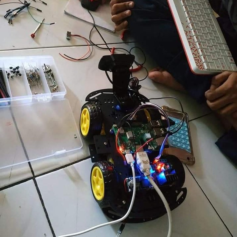 Keren! Inovasi Siswa SMK di Makassar Rakit Robot Pemantau