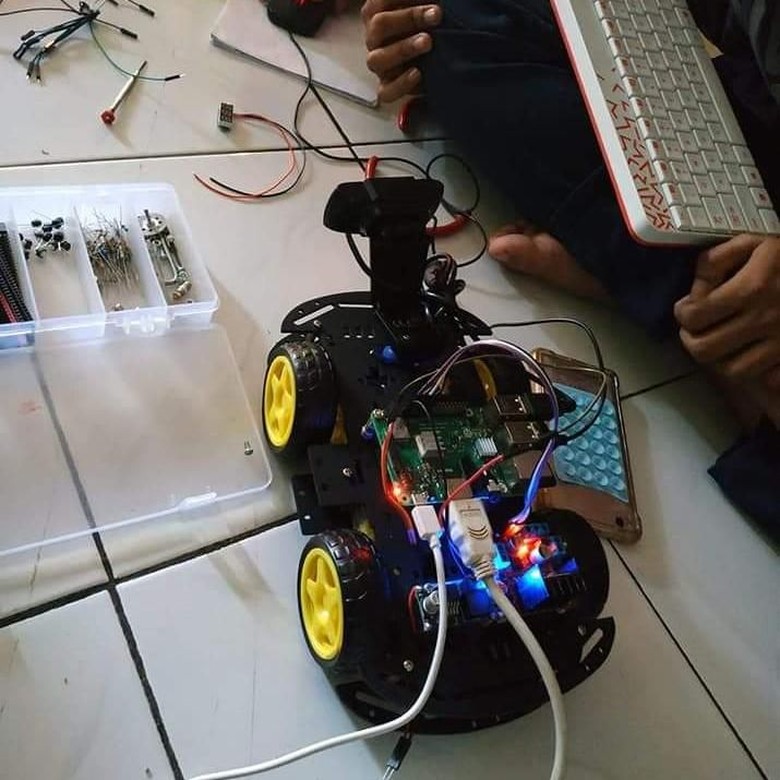 Keren! Inovasi Siswa SMK di Makassar Rakit Robot Pemantau Keren! Inovasi Siswa SMK di Makassar Rakit Robot Pemantau