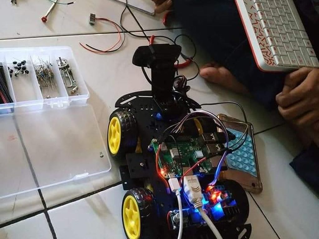 Keren! Inovasi Siswa SMK di Makassar Rakit Robot Pemantau Keren! Inovasi Siswa SMK di Makassar Rakit Robot Pemantau