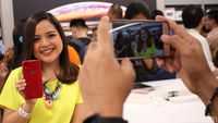Tasya Kamila Semringah Pamerkan iPhone Barunya yang Merah