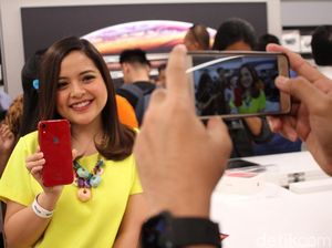 Tasya Kamila Semringah Pamerkan iPhone Barunya yang Merah Tasya Kamila Semringah Pamerkan iPhone Barunya yang Merah