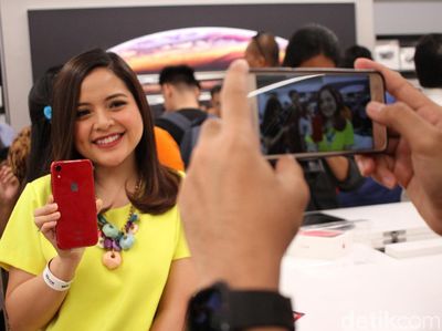 Tasya Kamila Semringah Pamerkan iPhone Barunya yang Merah