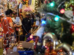 Pernak-pernik Natal di Pasar Asemka Mulai Diserbu