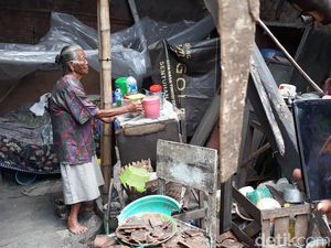 Menjenguk Mbah Joyo, Hidup Seorang Diri di Rumah yang Nyaris Ambruk