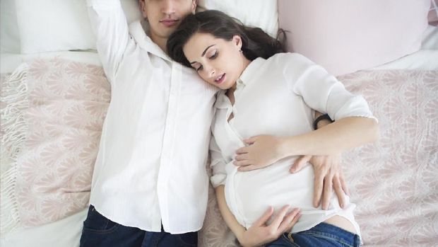Jangan Takut, Intip 3 Tips Aman Berhubungan Intim Saat Hamil