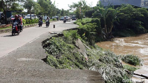 Miris, Jalan Longsor di Bekasi Sudah Setahun Terbengkalai