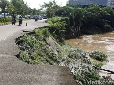 Miris, Jalan Longsor di Bekasi Sudah Setahun Terbengkalai