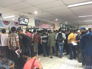 H-1 Batas Penghapusan Denda Pajak, Samsat Jakbar Dipenuhi Warga H-1 Batas Penghapusan Denda Pajak, Samsat Jakbar Dipenuhi Warga