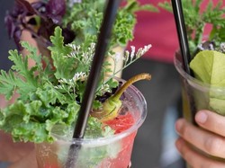 Cantiknya Minuman Soda Berhias Susunan Bunga Segar