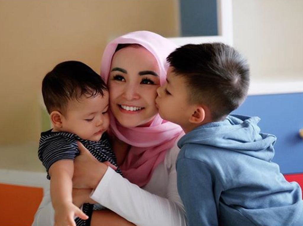 7 Momen Soraya Larasati Membangun Bonding dengan Kedua Anaknya 7 Momen Soraya Larasati Membangun Bonding dengan Kedua Anaknya