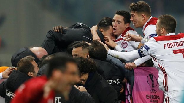 Skuat Olympiakos berselebrasi usai Zapata membuat gol bunuh diri.