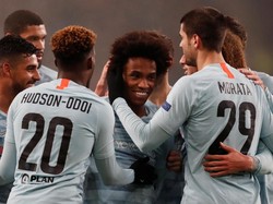 Willian merayakan gol bersama rekan-rekannya. Chelsea pun sepertinya bakal mudah untuk meraih kemenangan keenam di fase grup Liga Europa musim ini. (Matthew Childs/Reuters)
