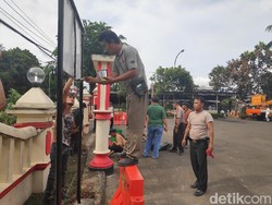 Pasukan Oranye Cat Pagar Polsek Ciracas