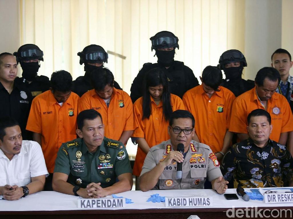 Polisi Gelar Rekonstruksi Pengeroyokan Anggota TNI di Ciracas Polisi Gelar Rekonstruksi Pengeroyokan Anggota TNI di Ciracas