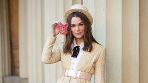 Foto: Gaya Unik Keira Knightley Saat Terima Gelar dari Pangeran Charles