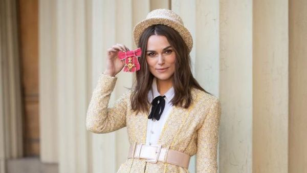 Foto: Gaya Unik Keira Knightley Saat Terima Gelar dari Pangeran Charles