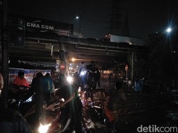 Terendam Banjir, Puluhan Sepeda Motor Mogok di Jalan Inspeksi Kalimalang