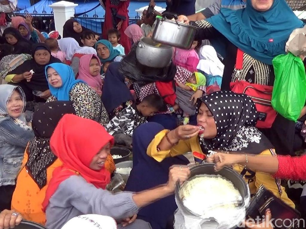 Warga Rayakan OTT Bupati Cianjur, Sosiolog: Persis Saat Orba Jatuh Tapi... Warga Rayakan OTT Bupati Cianjur, Sosiolog: Persis Saat Orba Jatuh Tapi...