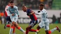 Ruben Loftus-Cheek dan Callum Hudson-Odoi tampak kerepotan menjaga pemain Vidi FC pada laga di Groupama Arena, Jumat (13/12/2018) dini hari WIB. (Matthew Childs/Reuters)