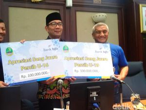 Ridwan Kamil Beri Bonus Rp 200 Juta untuk Diklat Persib Ridwan Kamil Beri Bonus Rp 200 Juta untuk Diklat Persib