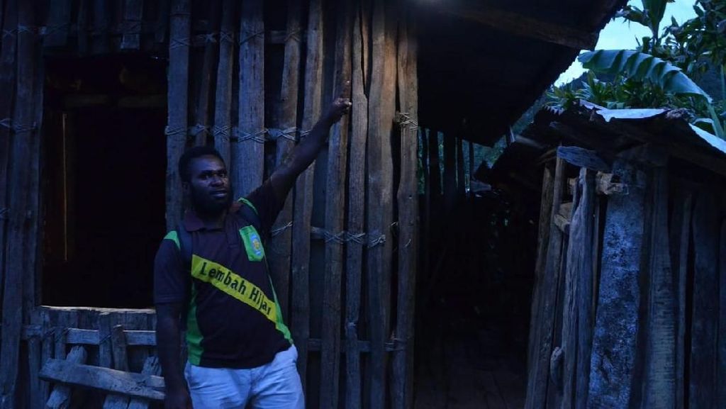 Senangnya Warga Pelosok Papua, Dulu Gelap Kini Terang