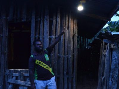 Senangnya Warga Pelosok Papua, Dulu Gelap Kini Terang