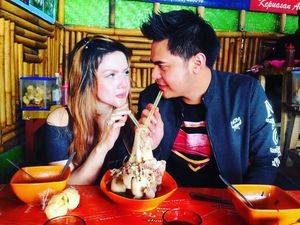 Lihat Aksi Seru Galih Ginanjar Saat Makan Sate Ular hingga Kepiting