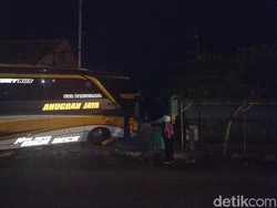Bus Rombongan Pelajar dari Lamongan Tabrak Warung, Sopir Luka