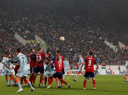 Gol tendangan bebas Olivier Giroud di menit ke-73 membuat skor sama kuat 2-2. Giroud jadi pemain pengganti untuk Alvaro Morata di akhir babak pertama. (Matthew Childs/Reuters)