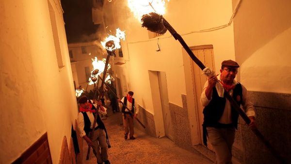 Begini Keseruan Pawai Obor di Malaga Spanyol