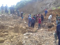 Petugas Masih Cari 2 Korban Longsor di Toba Samosir